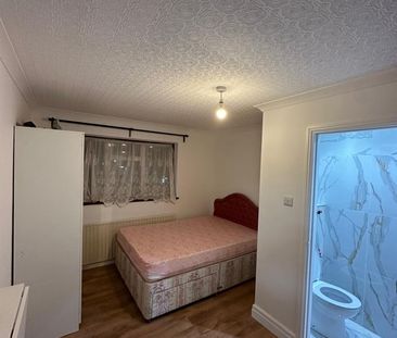 Studio Flat, Hermit Road, E16 - Photo 6