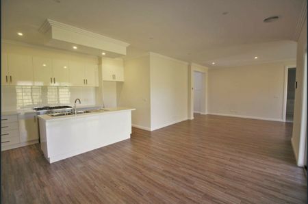 LUXURIOUS FOUR BEDROOM TOWNHOUSE! - Photo 3