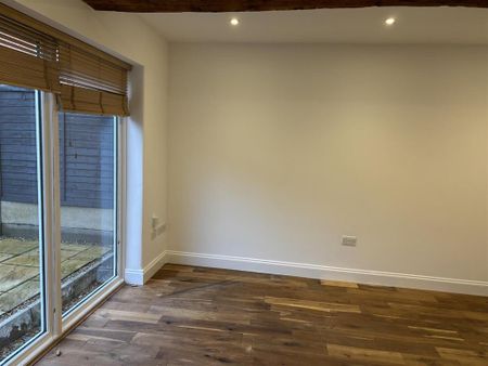 1 bedroom coach house to rent - Photo 2