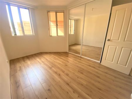 Spacious Two Bedroom Apartment - Photo 2