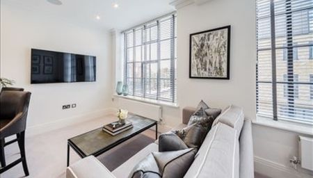 Three Bedroom Flat to rent in London - Photo 2