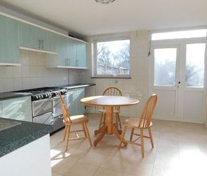 3 Bedrooms Flat to rent in Rowntree Path, Thamesmead SE18 | £ 335 - Photo 1