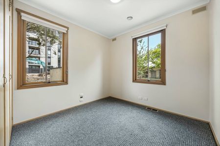 FIVE BEDROOM HOUSE IN GREAT CENTRAL LOCATION - Photo 5