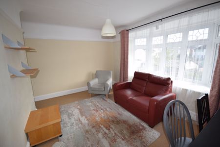 2 Bedroom Flat To Rent in Moordown - £1,150 pcm Tenancy Info - Photo 3