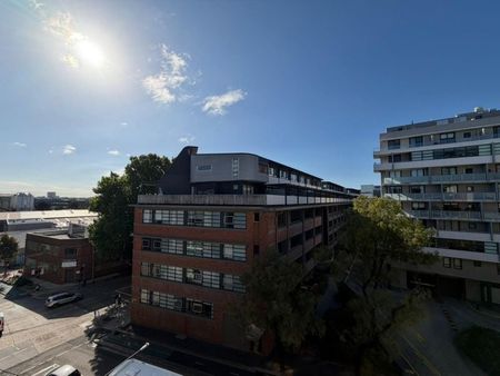 Stylish Living Sanctuary - 'Linc' - Photo 2