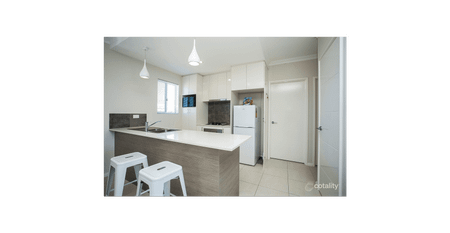 Modern 2x1 Unit with A/C, Built in Robes & Great Location! - Photo 2