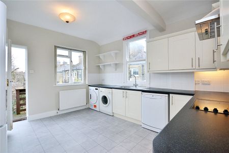 A newly refurbished two double bedroom first floor maisonette ideally located for both Barnes Bridge and Mortlake BR Stations with large private garden. Unfurnished and available mid Dec. - Photo 2