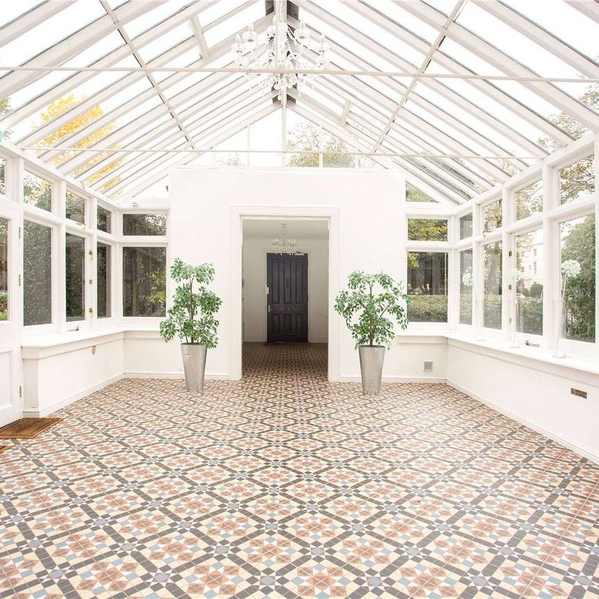 2 bedroom apartment set in a most central location. - Photo 1