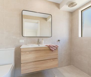 Modern and Stylish Newly Refurbished Home - Photo 4