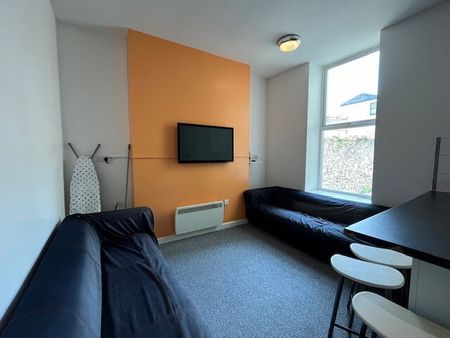 7 Bedroom | Flat 3, Richmond Lodge, PL4 6HN - 7 Bed! - Photo 2