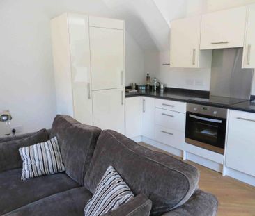 1 bedroom in a flat share to rent - Photo 2