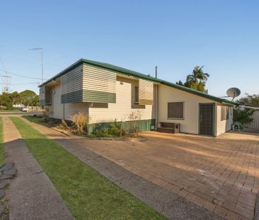 19 Russell St, Silkstone QLD 4304 - House For Rent | Domain - Photo 1