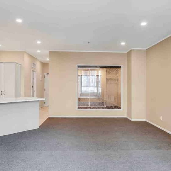 Central Auckland Living - Spacious Two-Bedroom Apartment - Photo 1