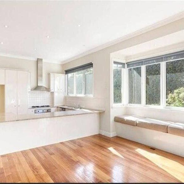 Large 5-bed House only 100m to Bentleigh station and Centre rd cafes! - Photo 1