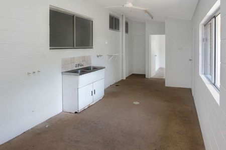Spacious 6-Bedroom Family Home in Prime Location - Photo 4