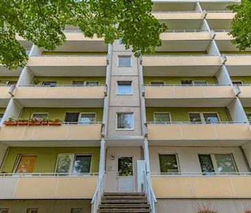 Kleine Wohnung, aber großer Balkon mit Blick ins Grüne und frisch saniert. - Foto 1