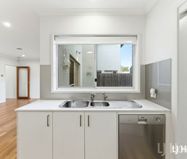 Immaculate 3 bedroom townhouse - Photo 6