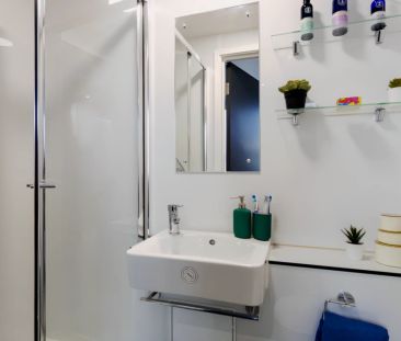 Premier Studio breakfast bar & 2 stools - Photo 5