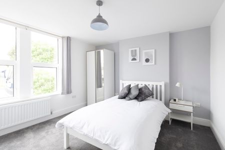 Mordern En-suite near amazon & key employers - Photo 2