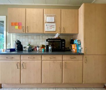 GELIJKVLOERS APPARTEMENT MET TWEE SLAAPKAMERS, TUIN EN GARAGE TE HUUR - Foto 6