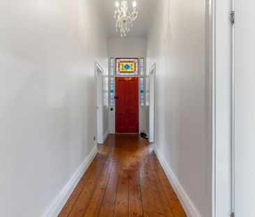 Beautiful 4 bedroom home with a pool in Golden Square - Photo 2