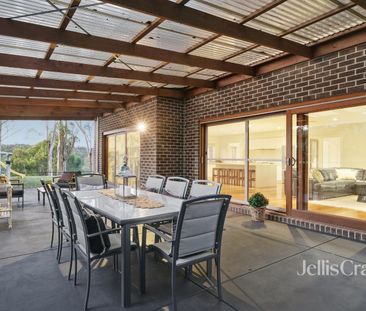 Elevated Luxury with Breathtaking Views – Greensborough - Photo 1