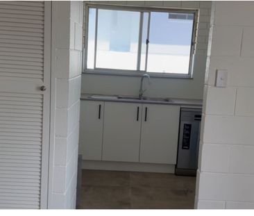 For Rent &vert; Freshly Renovated Gem in the Heart of Wynnum - Photo 6