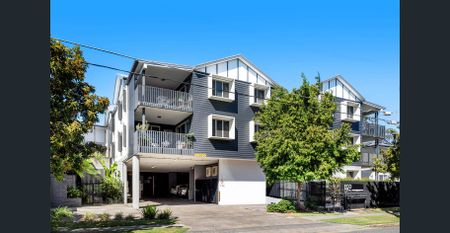 Modern Apartment with Leafy Courtyard Living - Photo 4