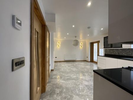 4 bedroom detached house to rent - Photo 2