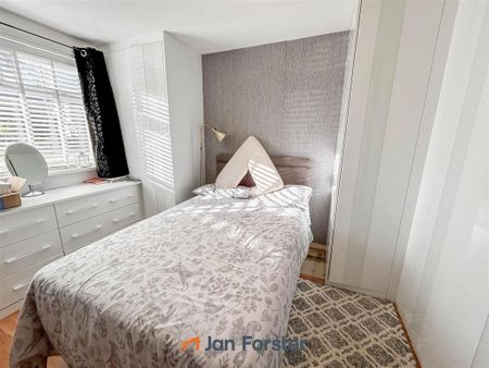 2 bedroom ground floor flat to rent - Photo 2