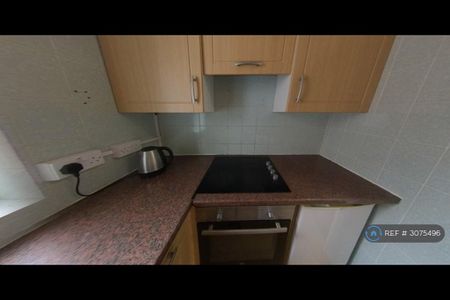 1 bedroom in a house share to rent - Photo 3