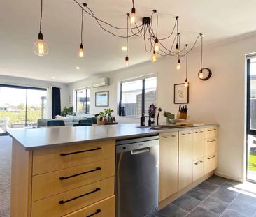 LINCOLN - 3 BEDROOMS, 2 BATHROOMS, HEATPUMP, SINGLE GARAGE - Photo 2