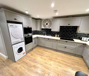 122 Celsus Grove, Stunning town house Room 2 - Photo 5