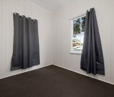 Spacious Character-Filled Apartment in a Peaceful Greenslopes Setting - Photo 2