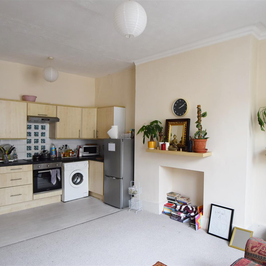 2 Bed Flat - Purpose Built - Photo 1