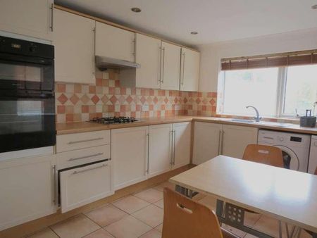 Bedroom Semi Detached House In Winton, BH9 - Photo 4