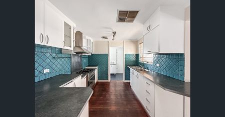 Re-listed - Be Quick! Spacious 3-Bedroom Home in Prime Kelmscott Location! - Photo 3