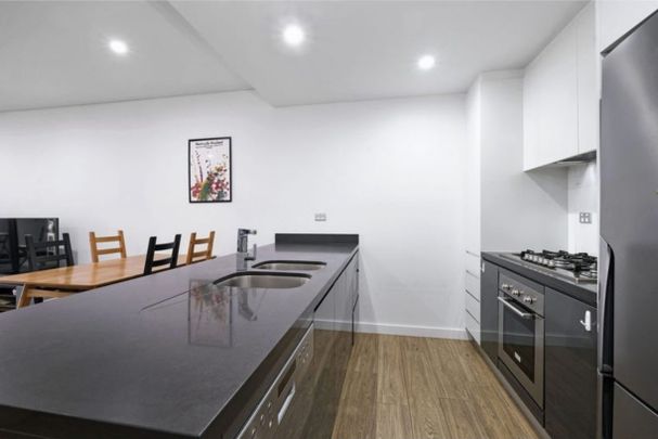 Furnished Split-Level 3 Bedroom Apartment - Photo 1