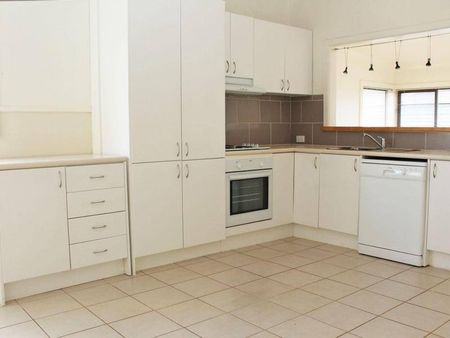 Attractive 3 Bedroom Home - Photo 4