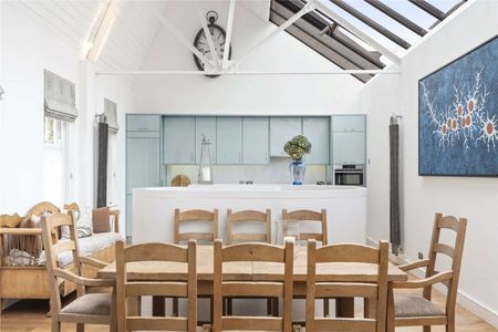 A very spacious two bedroom coach house, tucked away on one of Clapham's most premier roads. - Photo 5