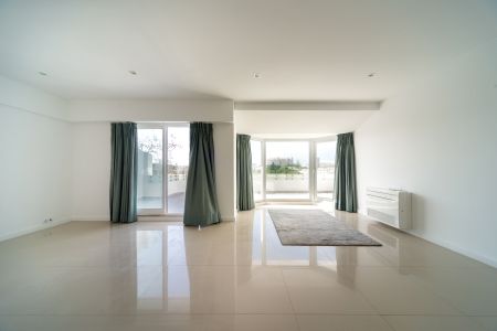 2 bedroom flat with garage and balcony with unobstructed views in Cascais - Photo 2