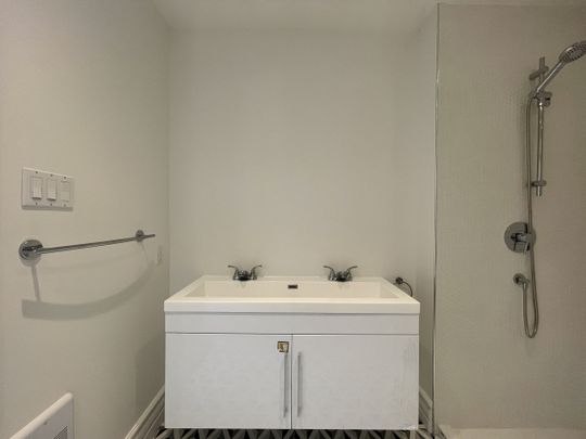 Ahuntsic-Cartierville: Logement rénové de 2 chambres sur 2 étages avec cour privée. - Photo 1