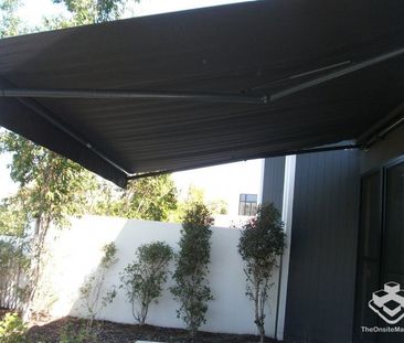 Immaculate 3 Bedroom, 3 bathroom, 2 story town house - Photo 2