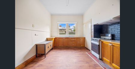 SPACIOUS THREE BEDROOM HOME WITH LARGE YARD AND SHED IN BALLARAT CENTRAL - Photo 5