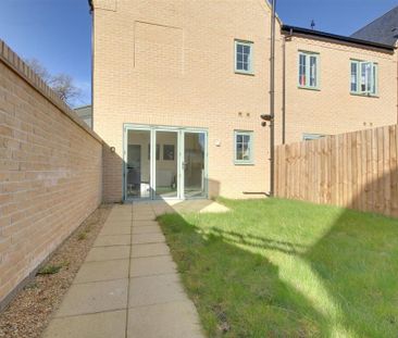 3 bedroom end of terrace house to rent - Photo 3