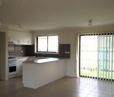 Low-Maintenance Three-Bedroom Living Close to Shopping Centre! - Photo 2