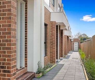 Stunning Townhouse - Photo 1