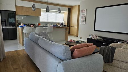 Executive 5-Bedroom 4 bathroom home - Photo 2