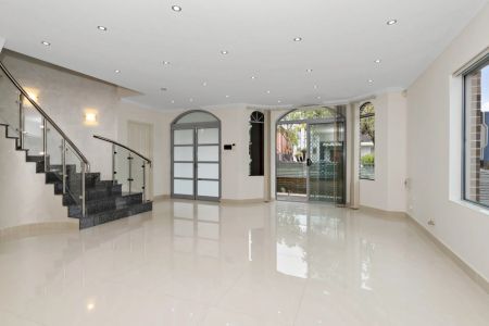 Spacious Family Residence! - Photo 4