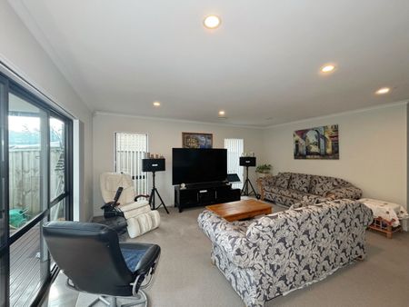 Spacious Family Living in the Heart of Ormiston - Photo 2